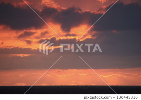 日本海的日落（新潟縣系魚川市） 130445316