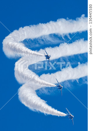 藍色衝擊波飛機在入間航空展進行特技飛行 藍色衝擊波飛機在入間航空展進行特技飛行 130445580