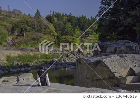 男人在岩石上行走 男人在岩石上行走 130446619