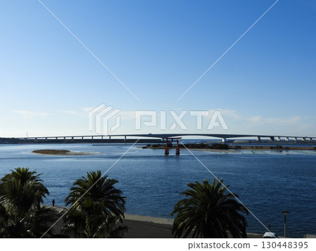 濱名湖上弁天島的紅色鳥居與橋的景色 濱名湖上弁天島的紅色鳥居與橋的景色 130448395