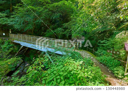 山梨縣山梨市西澤溪七釜五段瀑布前的北條橋 山梨縣山梨市西澤溪七釜五段瀑布前的北條橋 130448980