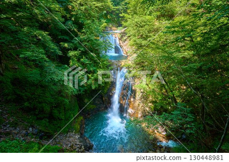 山梨縣山梨市的夏天。西澤溪谷七釜五段瀑布的瀑布盆地景觀。 130448981