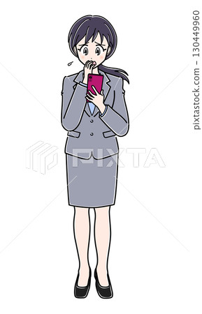 一位身穿西裝的辦公室女士焦慮地看著她的智慧型手機（全身） 130449960