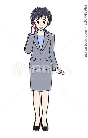 一位身穿西裝的辦公室女士正在用智慧型手機說話(全身) 一位身穿西裝的辦公室女士正在用智慧型手機說話(全身) 130449962