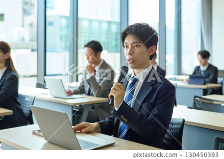 男人表達他的觀點 130450393