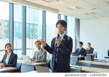 男人表達他的觀點 130450394