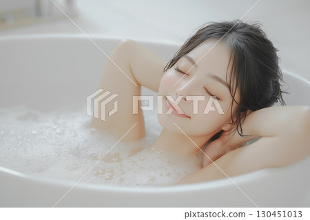 微笑的年輕日本女性在浴缸泡泡浴中放鬆身心 130451013