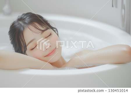 年輕女子閉著眼睛泡在浴缸裡。生活方式 130451014