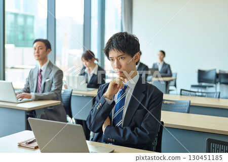 一名男子麵帶懷疑 130451185