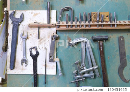 木工車間整齊擺放的工具和夾具 木工車間整齊擺放的工具和夾具 130451635