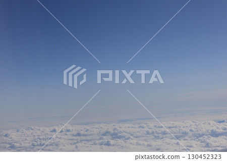 從飛機上看到的天空和雲彩 130452323