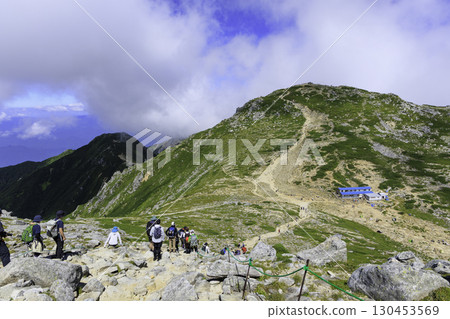 從木相駒山頂上可以欣賞到岩石地形和健行步道的壯麗景色 從木相駒山頂上可以欣賞到岩石地形和健行步道的壯麗景色 130453569