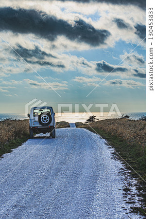 Jimny and a white road stretching to the sky Jimny and a white road stretching to the sky 130453833