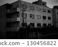 一座老建築的外觀。一張充滿廢墟感的單色照片。 130456822