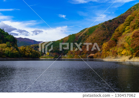 奧多摩湖的秋色(麥山橋週邊)/寧靜的秋日倒影 b 奧多摩湖的秋色(麥山橋週邊)/寧靜的秋日倒影 b 130457062