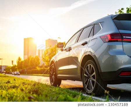 夕陽下的一輛白色汽車 夕陽下的一輛白色汽車 130457189