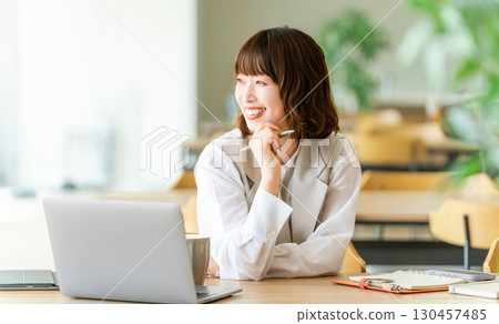 Woman doing desk work / business woman 130457485