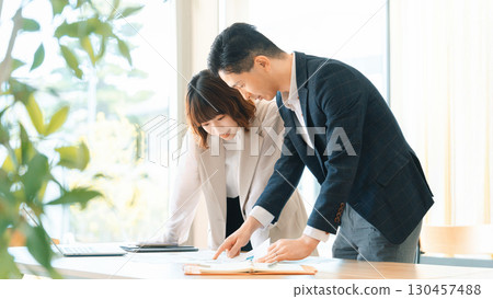 兩個商人，一男一女，開會 130457488