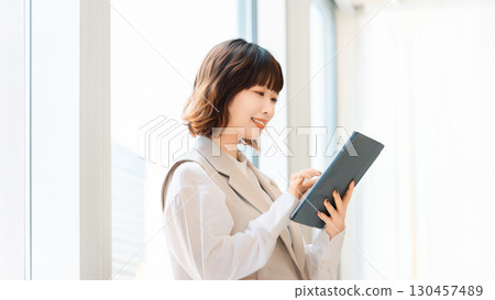 Woman/businesswoman using a tablet 130457489