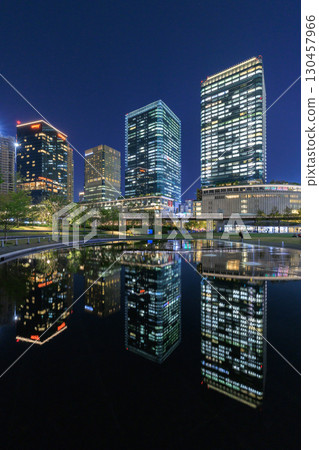 大阪梅田（大阪府大阪市北區）的大樓夜景 130457966