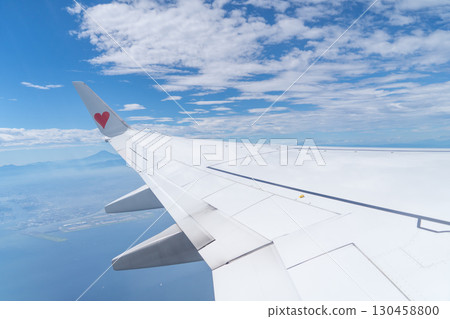 從頭頂飛過的飛機的機翼 從頭頂飛過的飛機的機翼 130458800