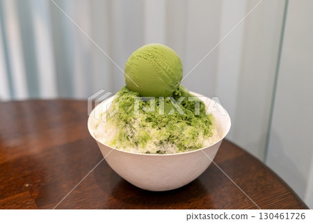 Luxurious shaved ice topped with matcha ice cream 130461726