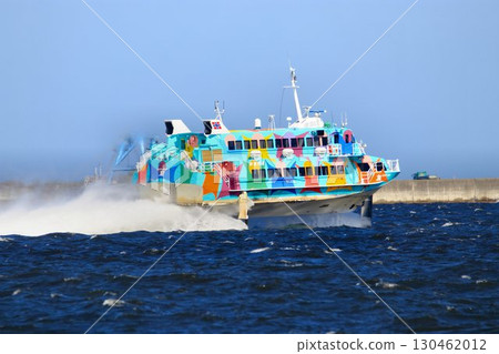 An exhilarating ride across the ocean... A Jetfoil gliding through Tokyo Port 130462012