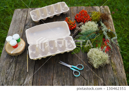 Step-by-step instructions on how to make autumn mushrooms from a cardboard egg carton. 130462351