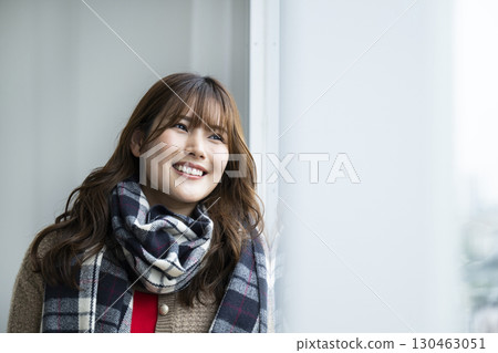 一位戴著圍巾的年輕女子的肖像 130463051