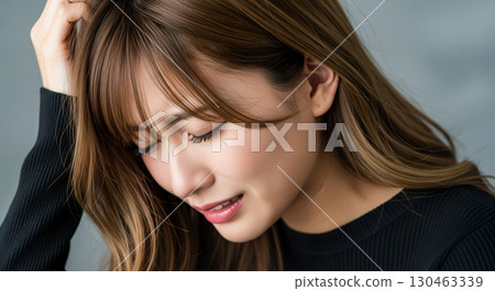 低著頭的女人 130463339