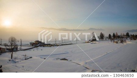 朝陽照耀下的雲海與白雪皚皚的鄉村（長野郡飯山市戶漾溫泉） 130463650