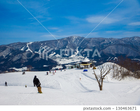從戶駱溫泉滑雪場（長野縣飯山市）山頂眺望雪坡和白雪皚皚的山峰 130463671