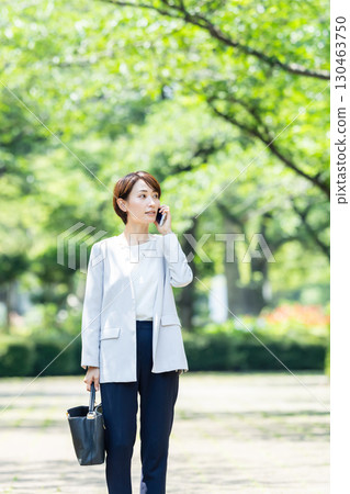 談話在智能手機的女商人 130463750