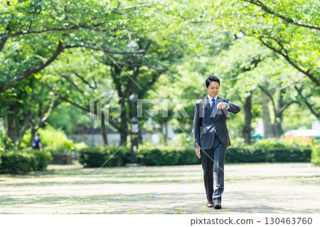 商人在公園散步 130463760