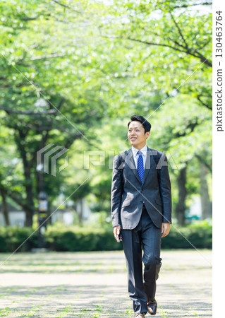 商人在公園散步 130463764