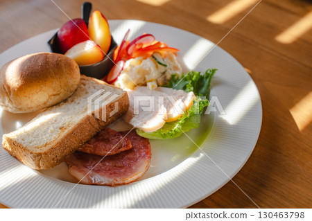 西式早餐盤,含麵包和沙拉 西式早餐盤,含麵包和沙拉 130463798