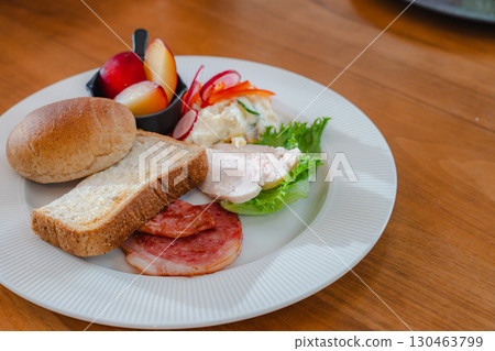 西式早餐盤，含麵包和沙拉 130463799