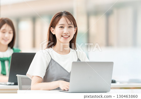 businesswoman working on computer in office 130463860