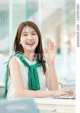 微笑揮手的大學生 130463862