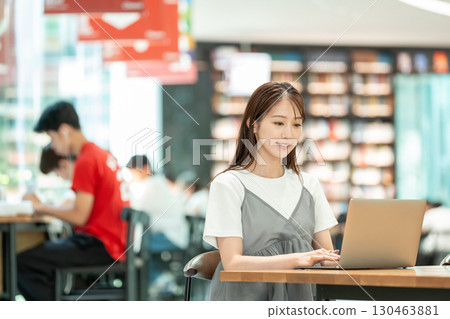 在一家咖啡館工作的年輕女子 130463881