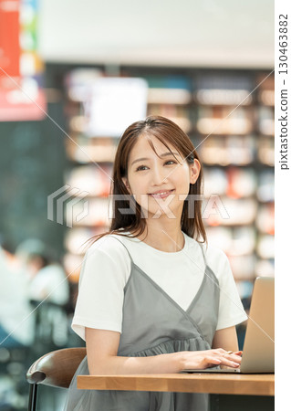 在一家咖啡館工作的年輕女子 130463882