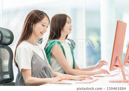 Young business woman working in the office Young business woman working in the office 130463884