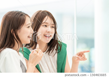 在辦公室工作的年輕女商人 130463885