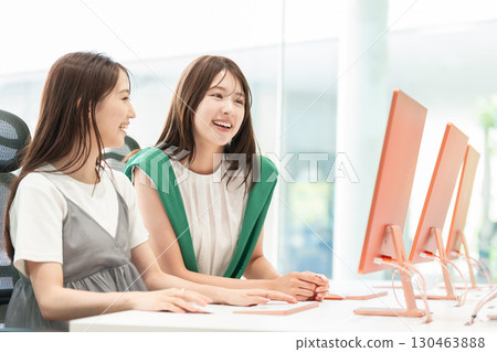 在辦公室工作的年輕女子 130463888