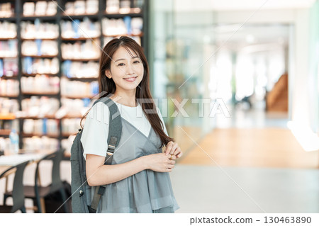 大學生圖書館校園生活 130463890