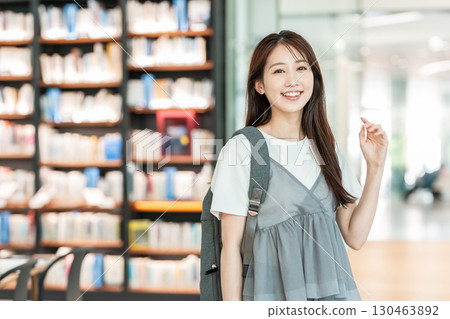 大學生圖書館校園生活 130463892