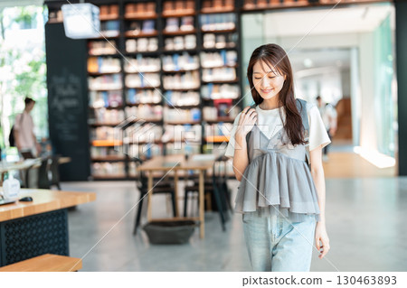 尋找一本書在圖書館裡的年輕女子 130463893