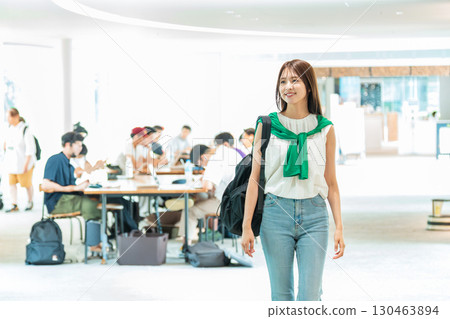 女大學生校園生活 130463894