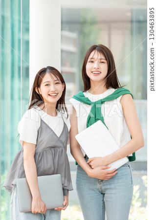 大學生校園生活年輕女子 130463895