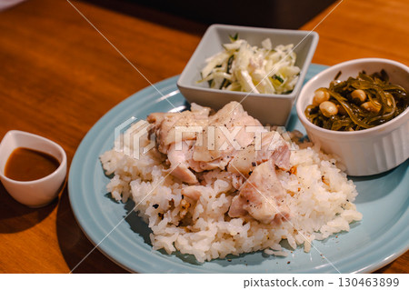 蒸雞飯和配菜晚餐 130463899